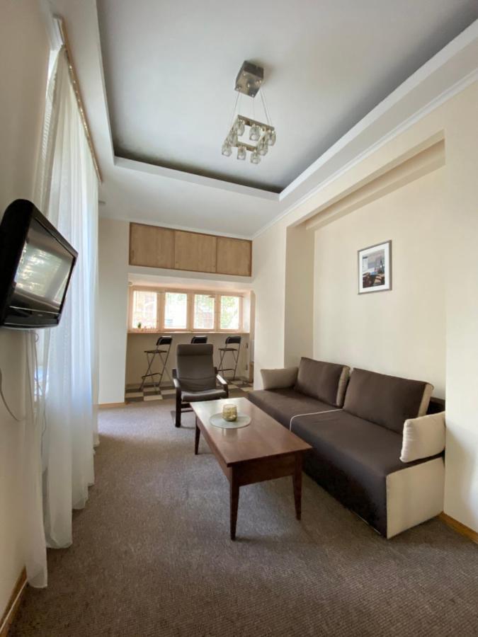 Family Apartment Lviv Buitenkant foto