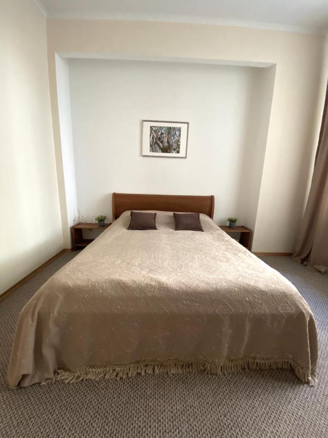 Family Apartment Lviv Buitenkant foto